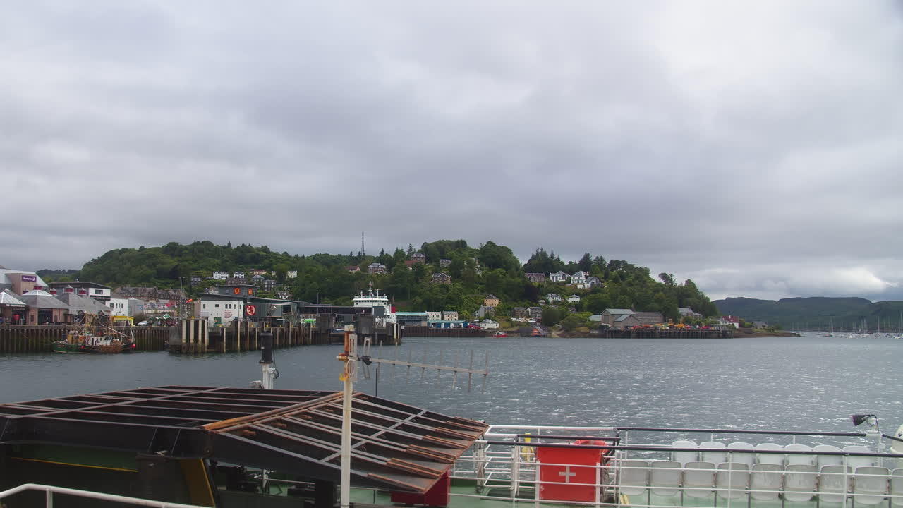 영국 스코틀랜드 북서쪽 오반 부두와 항구의 평화로운 풍경