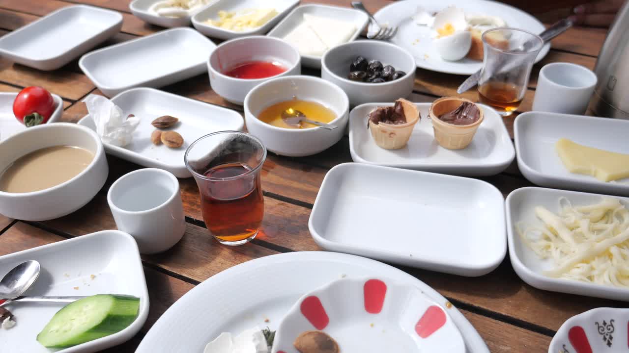 많은 접시와 접시가 있는 터키식 아침 식사 테이블