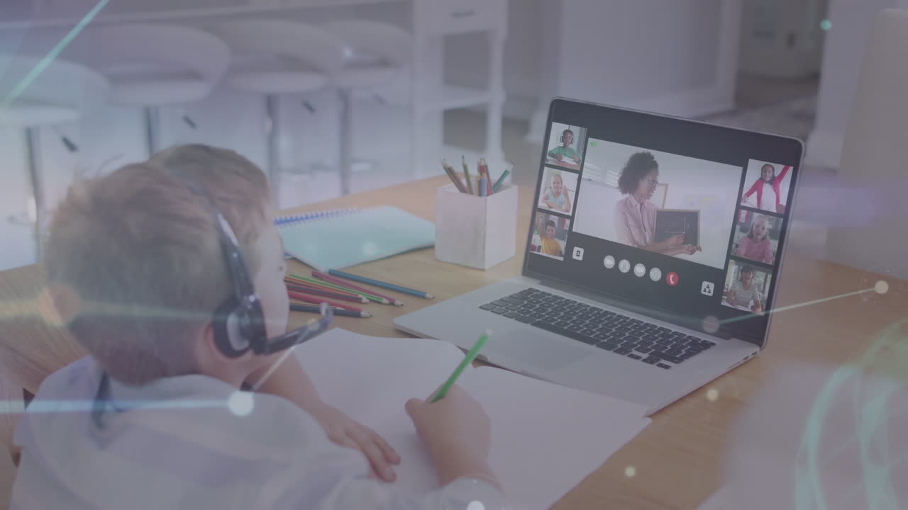 온라인 학교 수업을 위해 노트북을 사용하는 백인 소년에 대한 연결 네트워크의 애니메이션