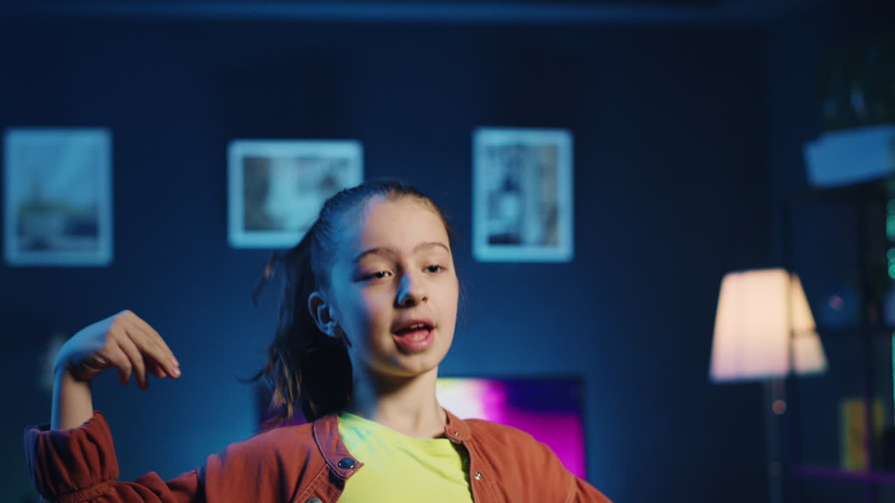 소셜 미디어 플랫폼을 위해 매력적인 댄스 동작을 하는 활기차고 즐거운 아이, 바이러스 도전을 따라