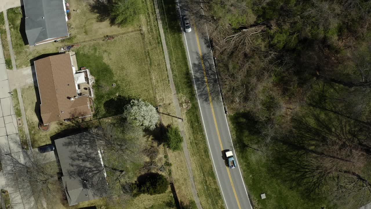 픽업 트럭이 그림 같은 교외 도로를 가로질러 돌아다니며 열린 도로의 매력을 포착하는 풍경적인 여행을 시작하십시오.