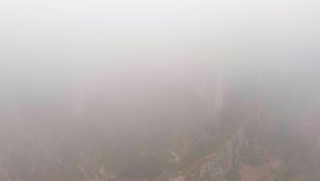 Die-Bixby-Brücke-An-Der-State-Route-1-Von-Big-Sur-Ist-Durch-Den-Dichten-Nebel-Kaum-Zu-Erkennen