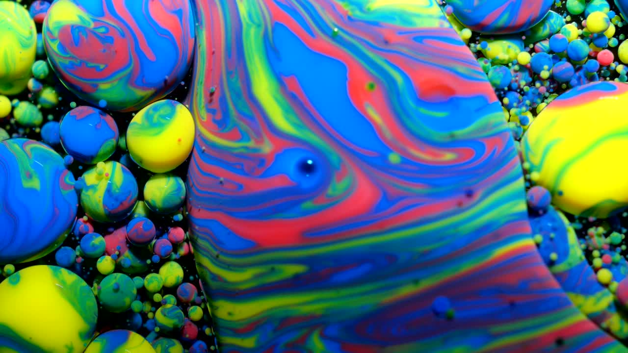 느린 움직임 밝은 색상 거품 오일 아름다운 페인트 우주 색상 움직이는 다채로운 클로즈업 아크릴 페인트 환상적인 표면 추상적인 다채로운 페인트 변형 구조 다채로운 거품