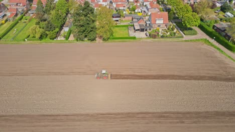 Wunderschöner-Ausleger-Eines-Traktors,-Der-An-Einem-Sonnigen-Tag-Ein-Stück-Erde-Pflügt