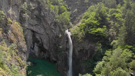 Volando-Cerca-De-La-Cascada-De-Goritsa-En-Las-Montañas-De-Rila-Bulgaria