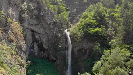 volando cerca de la cascada de goritsa en las montañas de rila bulgaria