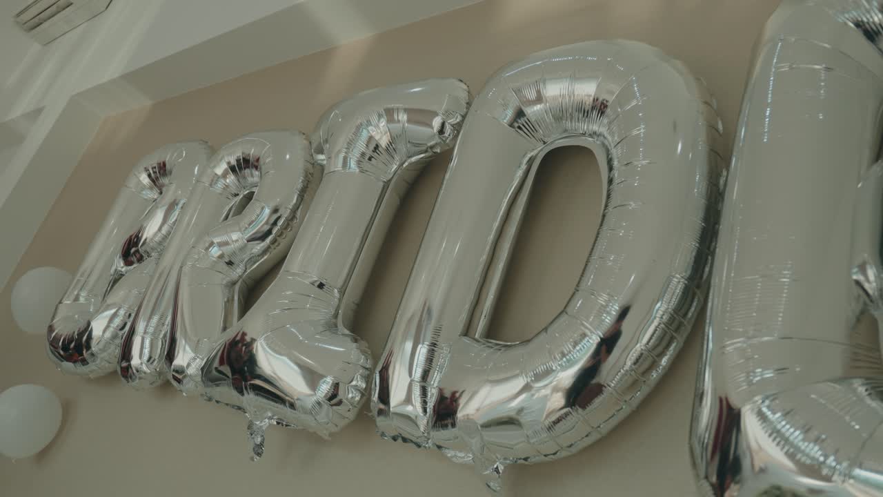 brillantes globos plateados formando la palabra «bride», decoración de boda