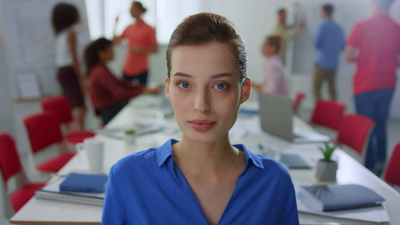 бизнес-леди позирует в конференц-зале. женщина стоит в современном офисе.