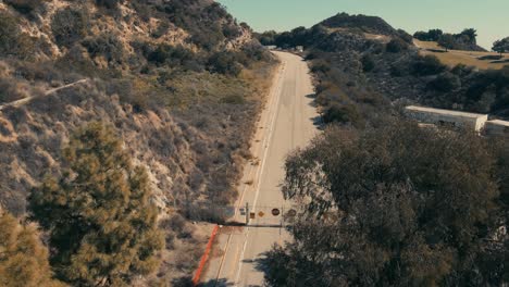 Vista-Aérea-De-Una-Carretera-Restringida-Que-Sube-A-La-Montaña