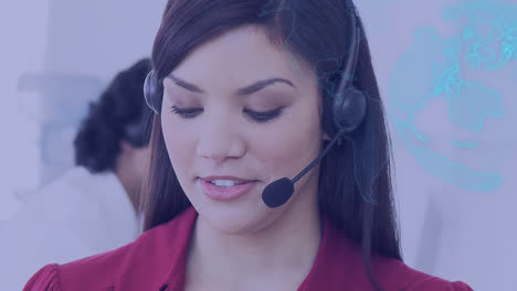 animación del mapa del mundo sobre auriculares de teléfono de mujer de negocios