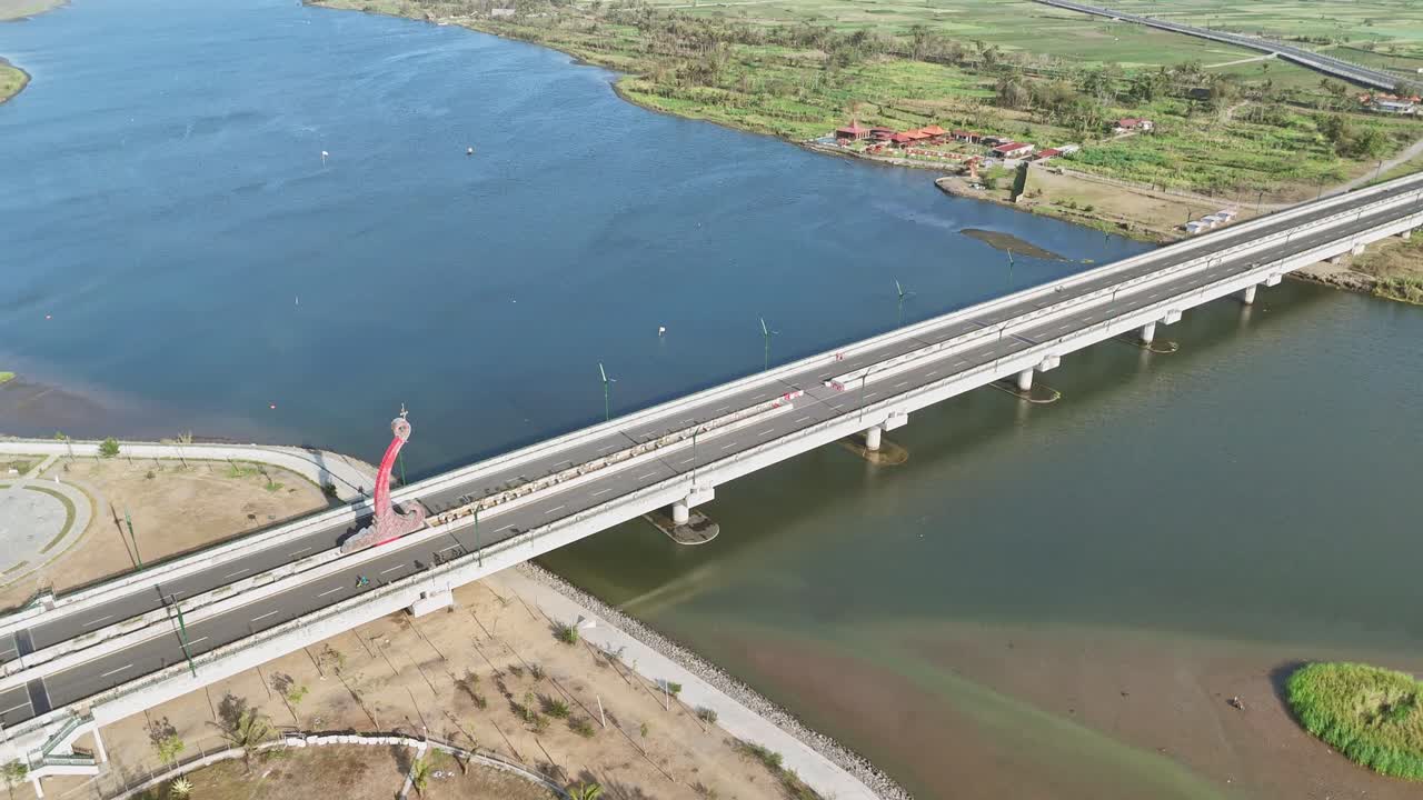 강 을 가로지르는 다리 의 공중 사진