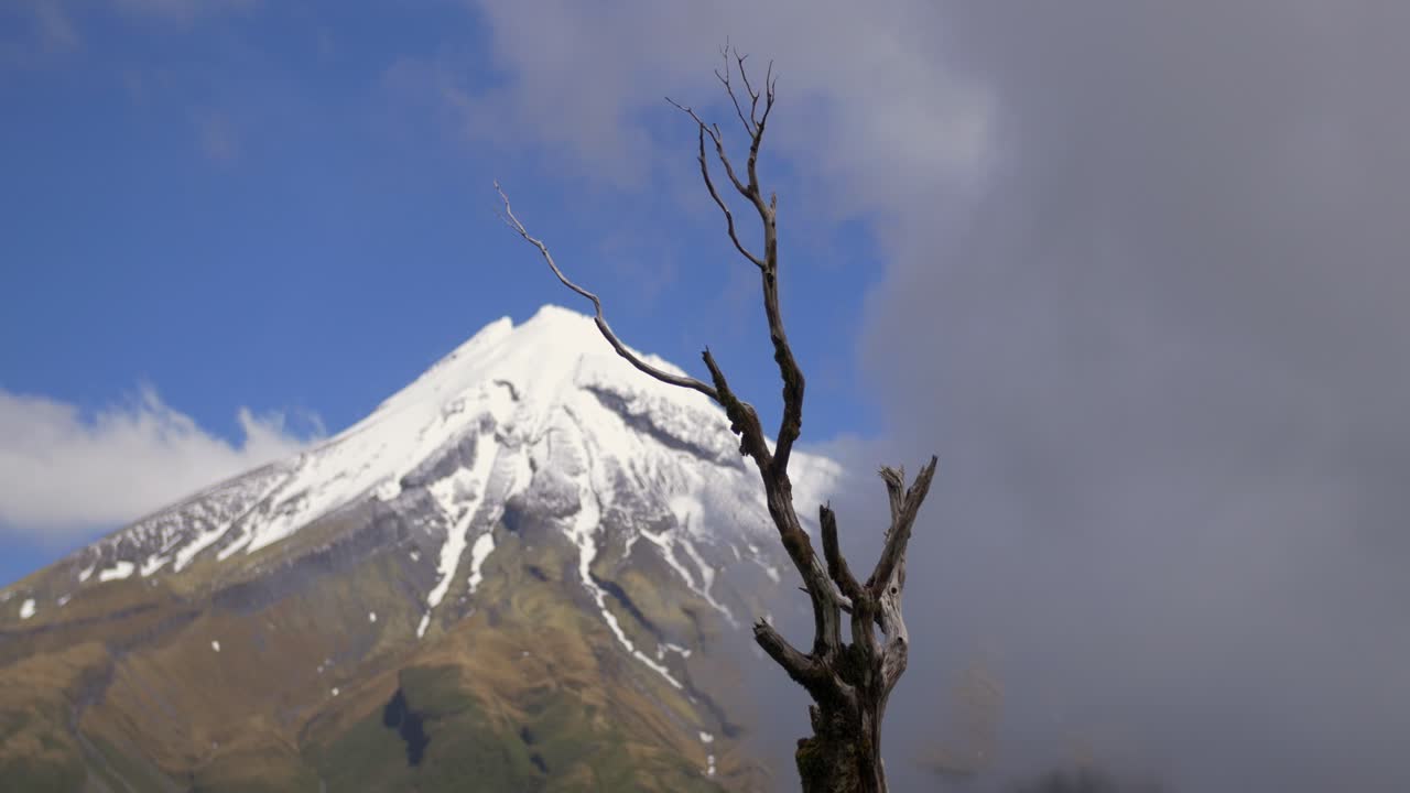 un pico en el volcán taranaki bellamente formado en medio de nubes oscuras - plano general