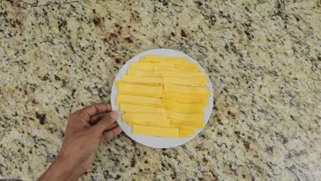 tiras de queso en un plato, sirviendo un bocadillo gourmet