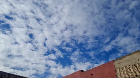 Hyperlapse-Von-Wolken-Am-Blauen-Himmel