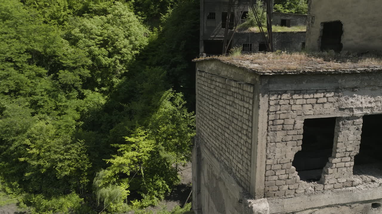 치아투라에 있는 버려진 광산 공장 단지의 폐허가 된 건물들