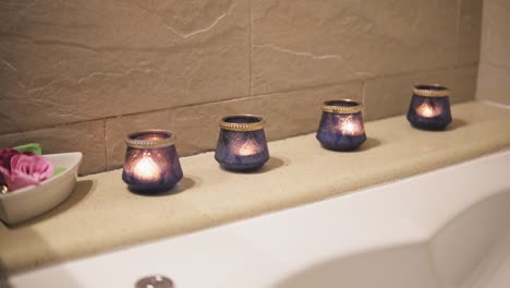 ambiance à la chandelle dans un décor de salle de bain moderne