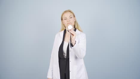 el médico escucha a la cámara con un estetoscopio.