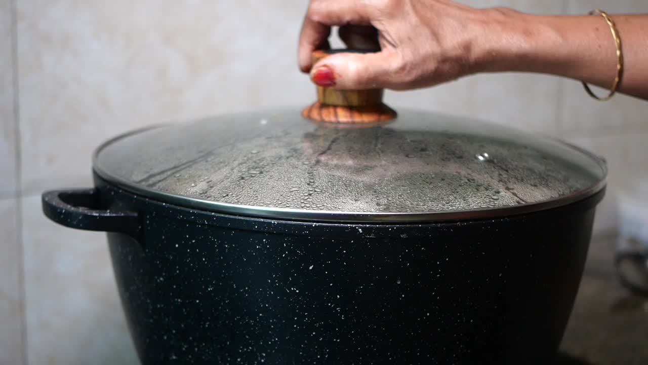 close up de arroz cocinando en una olla en una estufa
