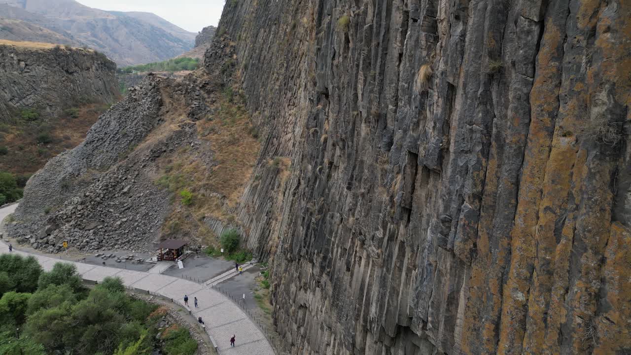 vuelo a lo largo de la sinfonía de piedras en los acantilados del cañón de garni en armenia
