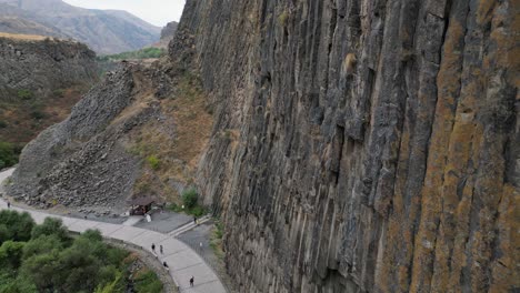 vol le long de la symphonie des pierres sur les falaises du canyon de garni en arménie