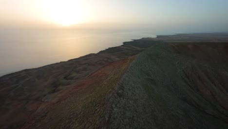 fuerteventura fpv mountain dive en la costa este durante el hermoso amanecer en cámara lenta 50fps