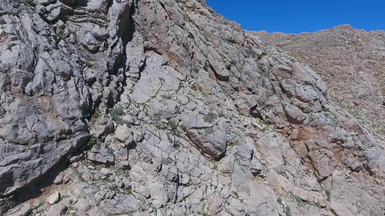 Vista aerea di un pendio montuoso roccioso con vegetazione rada