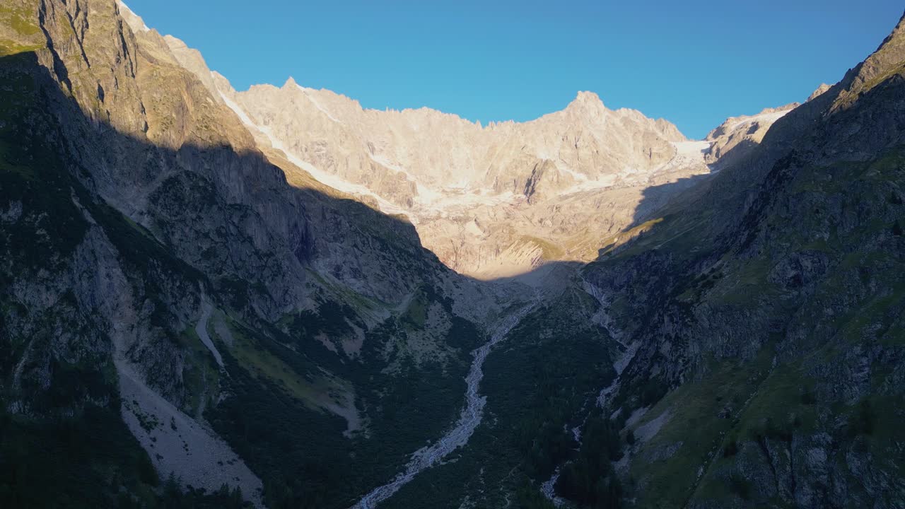 impresionantes imágenes de un dron de un valle alpino al amanecer