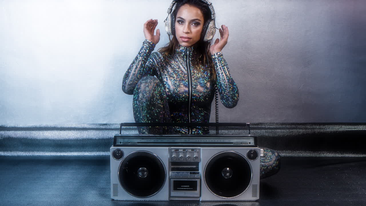 Donna Hifi Seduta 4K 01