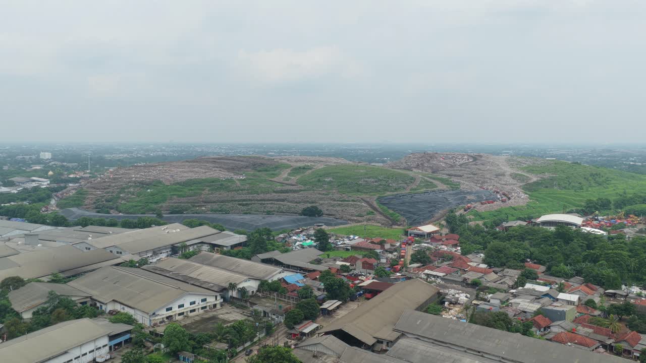 Pemandangan udara polusi TPA Bantar Gebang di Jakarta.