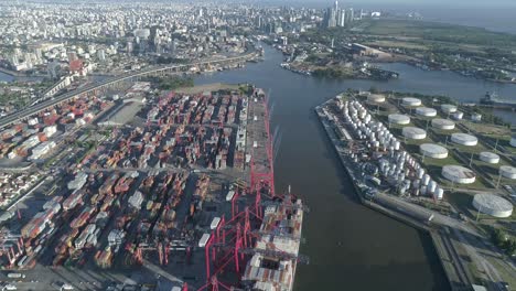 vista aérea con un buque portacontenedores con drones que se está cargando en un puerto