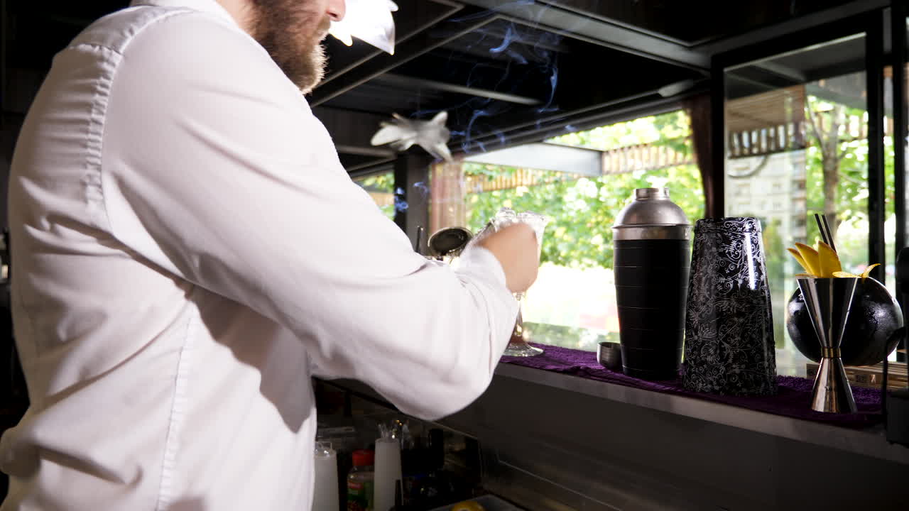 un camarero preparando un cóctel en un bar