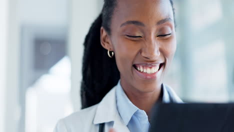 Doctor,-Tableta-Y-Cara-De-Mujer-Negra-Riendo.