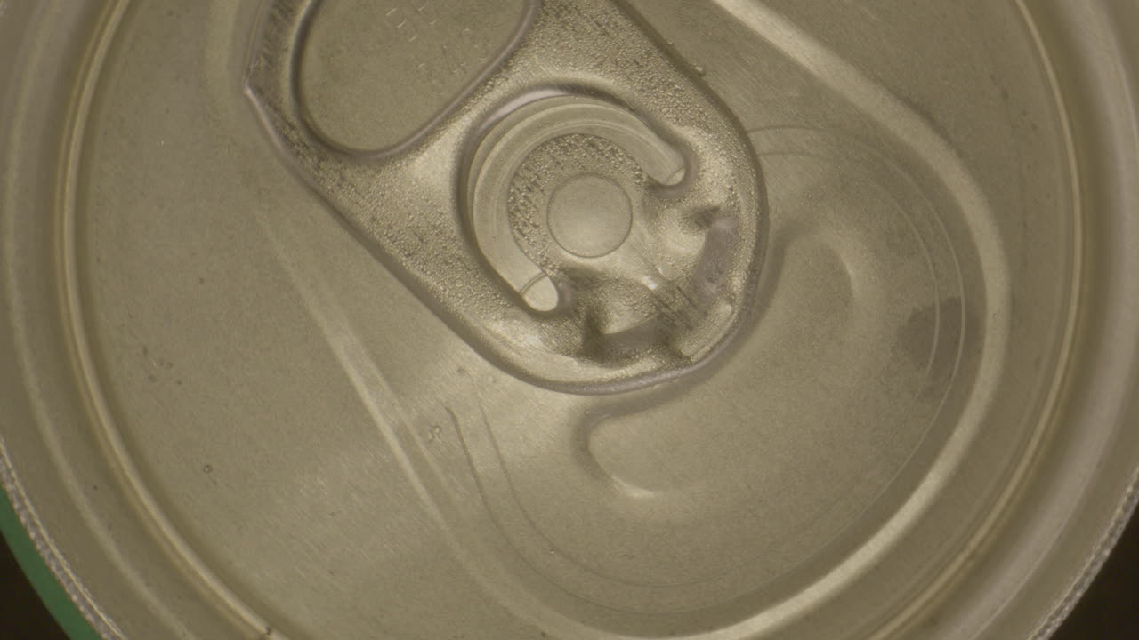 회전하는 소다 캔의 뚜껑을 아래로 축소