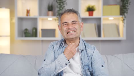 hombre con dolor de garganta.