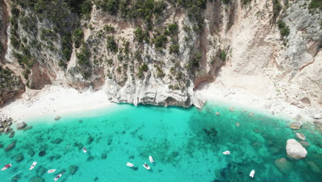 Video-Aéreo-De-Drones-De-La-Playa-Paraíso-Tropical-En-Verano-En-El-Mediterráneo,-Cala-Luna,-Cerdeña,-Italia