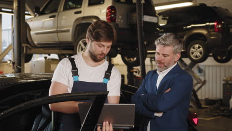 mecánico discutiendo la reparación de automóviles con el cliente