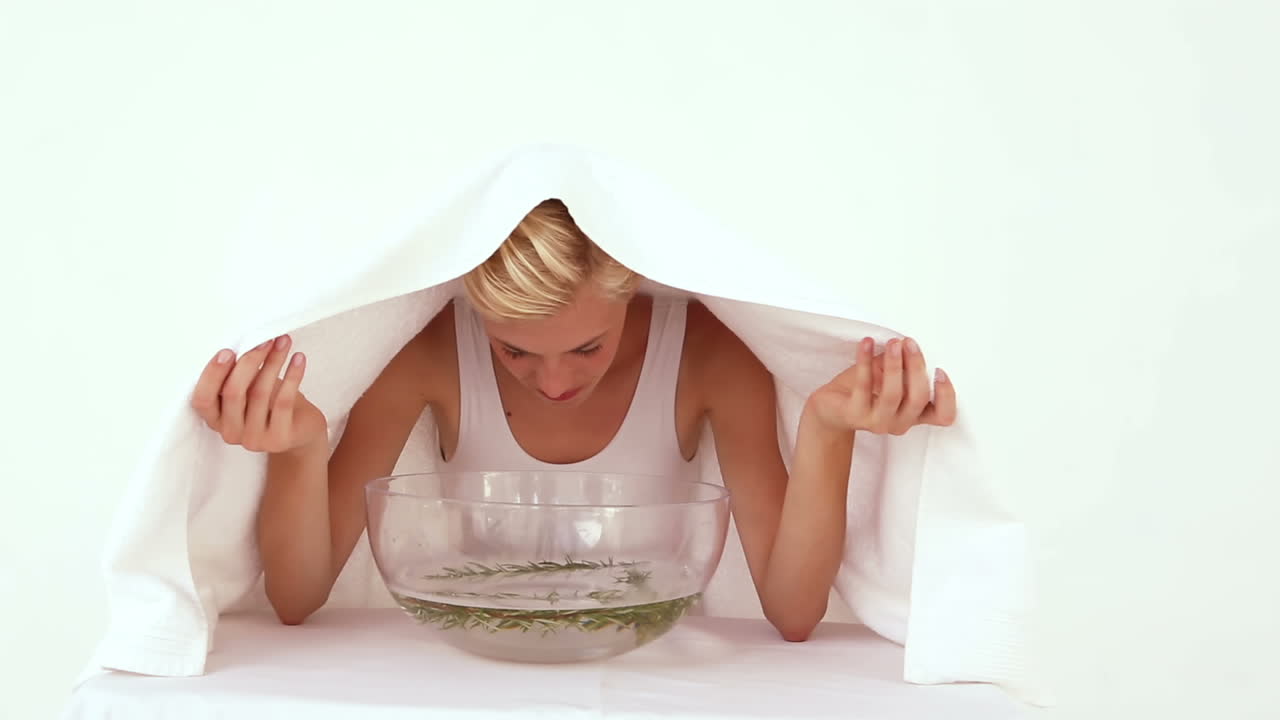 증기를 흡입하는 여성