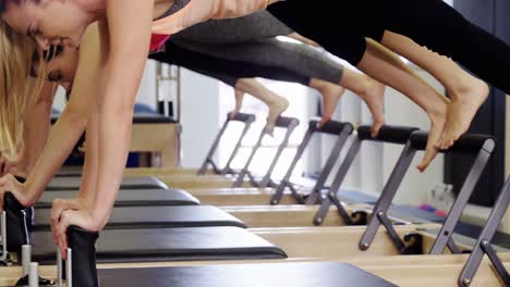 mujeres hermosas haciendo ejercicio en el estudio de fitness