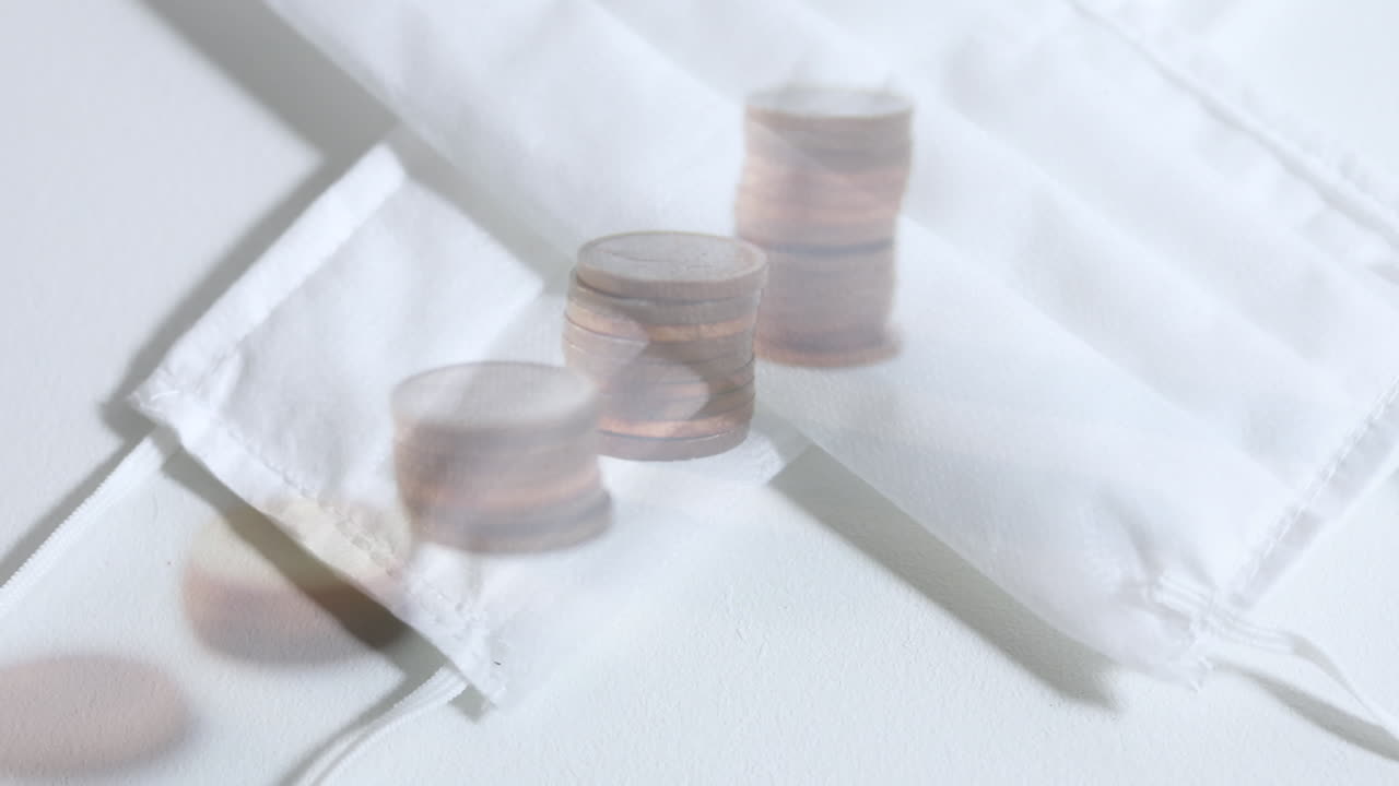 배경 에 있는 얼굴 마스크 에 대한 금속 동전 의  ⁇ 어리 의 디지털 복합 영상