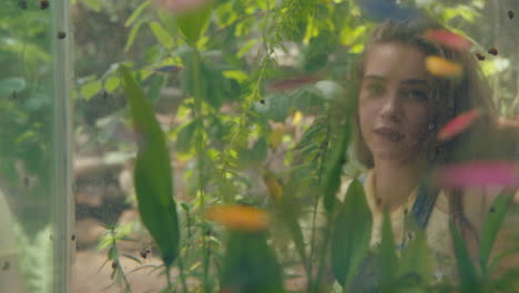 adolescente feliz mirando peces coloridos en el tanque sonriendo disfrutando de la belleza natural estudiante de biología en una excursión al zoológico aprendiendo sobre animales imágenes de 4k