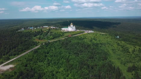 vista aérea de una iglesia en la cima de una colina