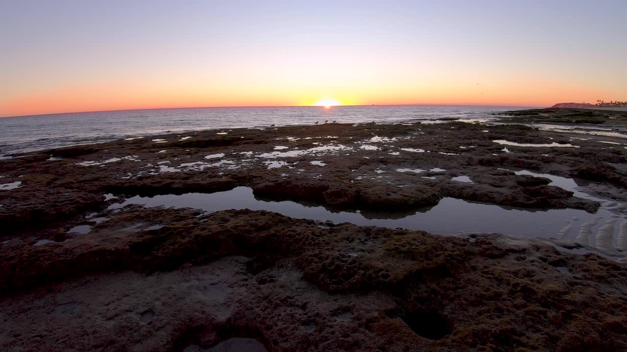 Time-lapse af solnedgangen over tidevandsbassinerne ved lavvande, Puerto Peñasco, Californiske Golf, Mexico