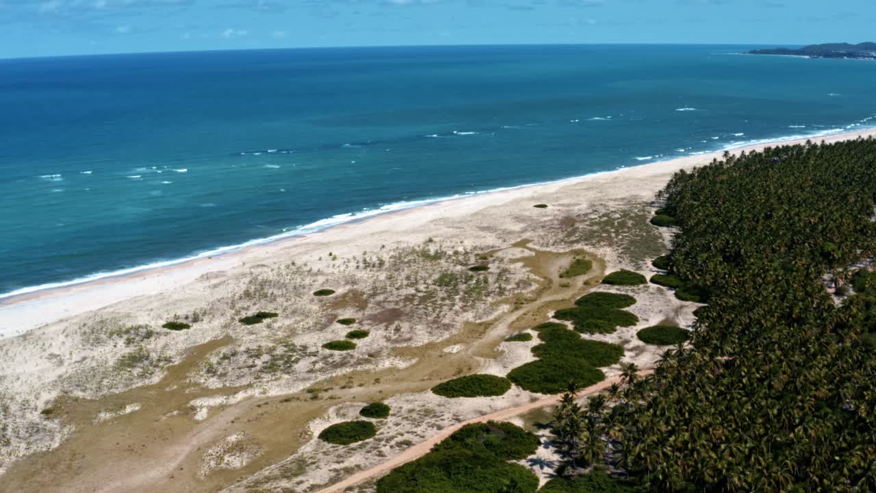 camión izquierda toma aérea de drones de la costa tropical de río grande do norte, brasil con una playa virgen blanca, agua azul del océano y palmeras entre baia formosa y barra de cunha?