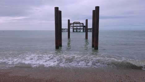 Restos-Del-Muelle-Oeste,-Un-Muelle-En-Ruinas-Que-Se-Convirtió-En-Un-Hito-Icónico-De-Brighton