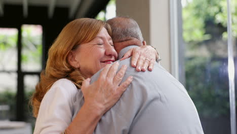 una pareja de ancianos afectuosos abrazándose.