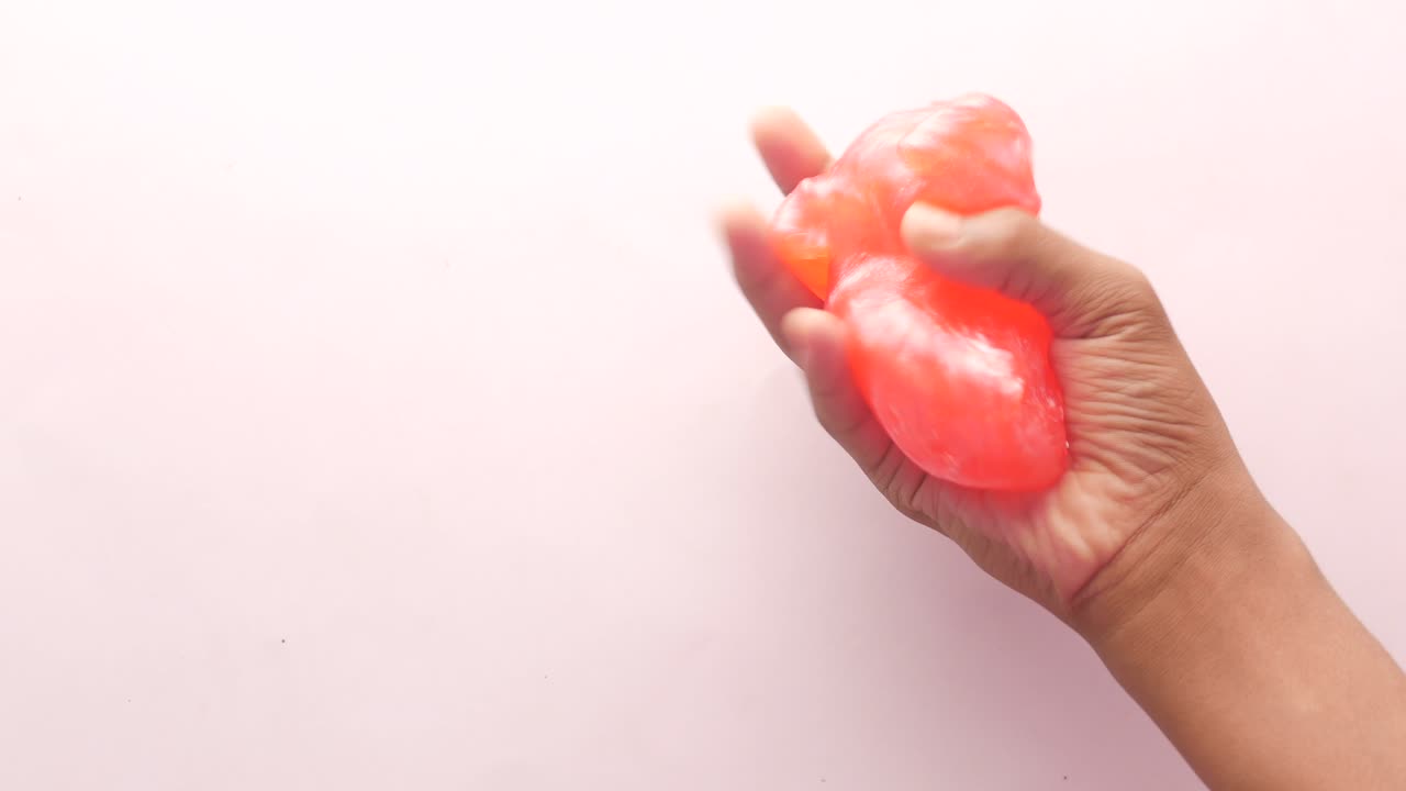 분홍색 진 ⁇ 을 들고 있는 아이의 손