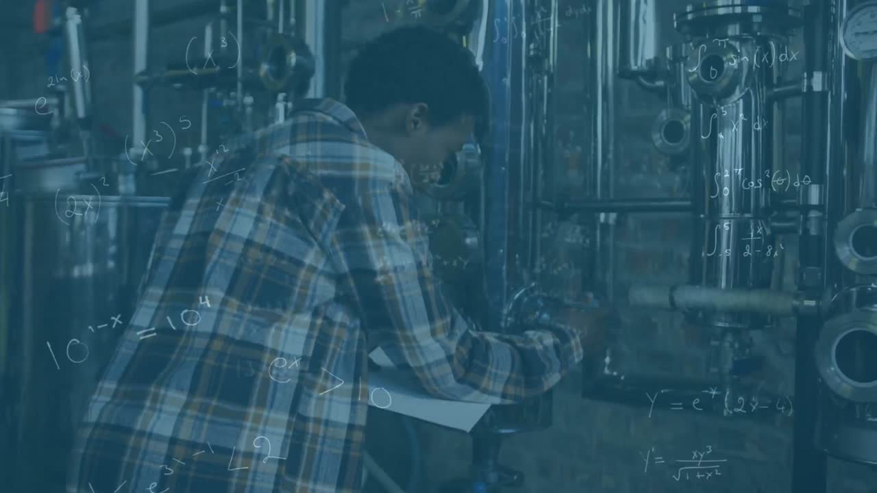 수학 수식의 애니메이션 아프리카계 미국인 여성 엔지니어