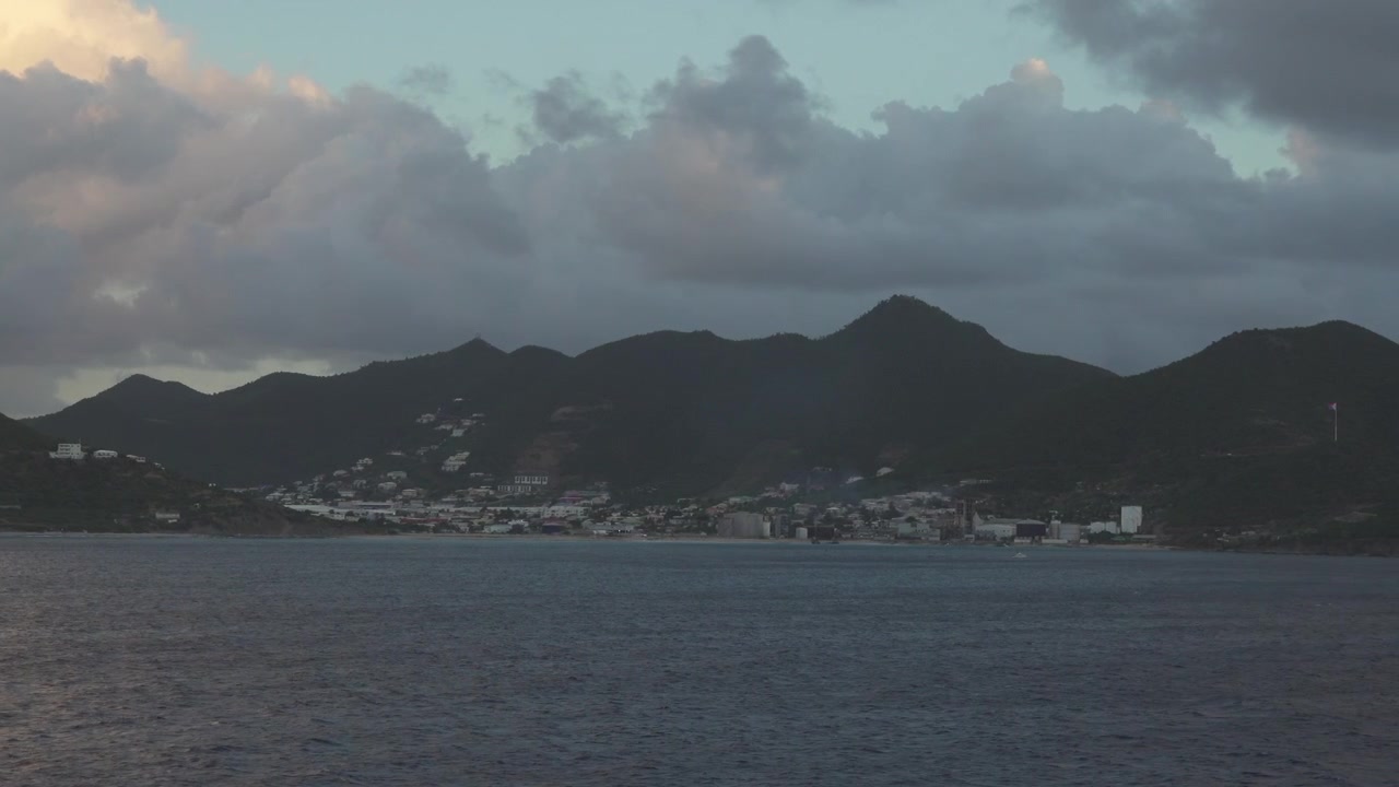 Vista della città costiera di Sint Maarten registrata dal balcone di una nave da crociera di passaggio, in rotta verso il porto di Philipsburg
