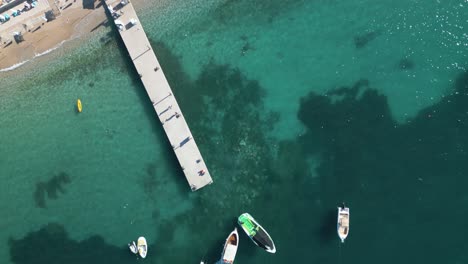 Toma-De-Arriba-Hacia-Abajo-Con-Drones-De-La-Playa-De-Himare-En-La-Riviera-Albanesa