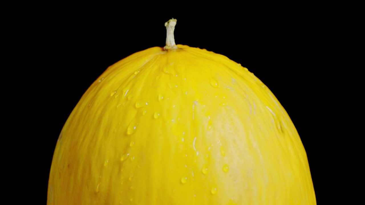 노란 멜론 전체에 물방울이 떨어집니다.